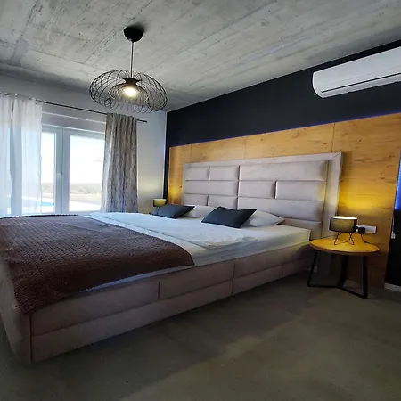 5 Bedrooms Apartman